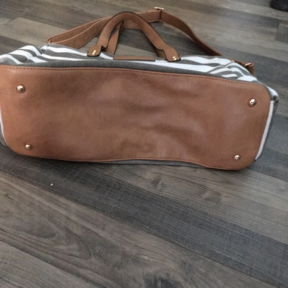 Aquilla White & Grey Striped Bag by White Elm in GUC - Picture 8 of 12